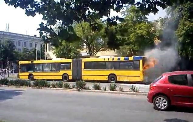 Kigyulladt a VT-Transman autóbusza Dunaújvárosban