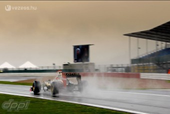 F1: Schumacher nem látott ki az autóból