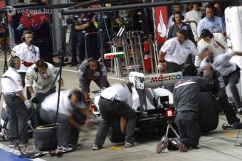 F1: Megúszták Kobajasi elütött szerelői - videó