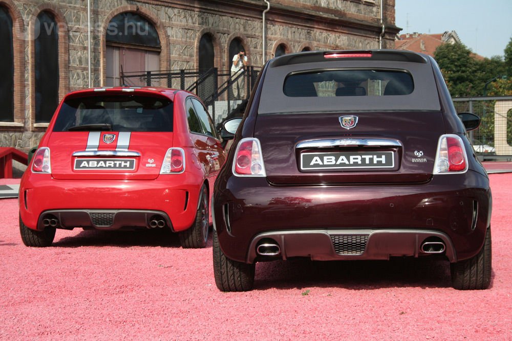 Balra az Abarth 695 Tributo Ferrari, jobbra a 695 Edizione Maserati az igen sikeres 500-asból. Az 1,4-es turbó az előbbiben 200, utóbbiban 180 lóerős