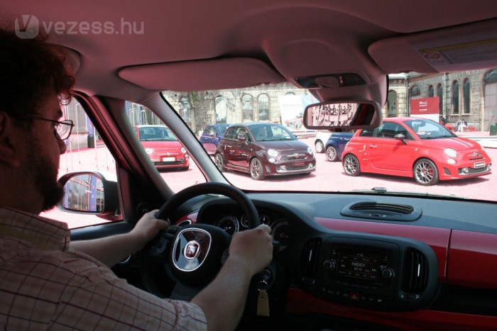 A kávét főző családi autó: FIAT 500L 12 Gerendák helyett oldalanként 2-2 vékony tetőoszlop javítja a kilátást. Ezt eddig csak a Citroën C3 Picasso tudta a kategóriában