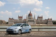 Szeptemberre érkezik az európai piacra a konnektorról tölthető Prius. Ez a kék autó a 600 darabos prototípus-tesztflotta egyik darabja