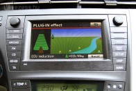 Japán humor: a Prius Plug-in ZX Spectrum-színvonalú grafikával rajzolt, az elektromos kilométerek arányában fejlődő virtuális erdő-mezővel segít serkenteni a gyakori töltést, a finomabb gázpedál-kezelést