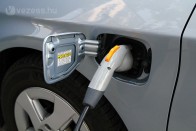 A 230 voltos töltéssel normál konnektorról az 5,2 kWh-s akku két óra alatt feltölthető