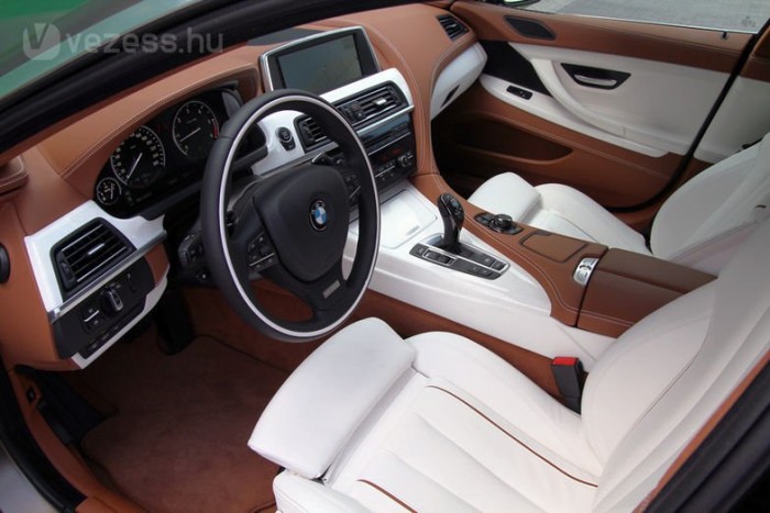 Tökéletes Négyajtós Kupé 8 | Vezess Az individual csomag része a különleges kárpit és az Alcantara bőrborítás a tetőn