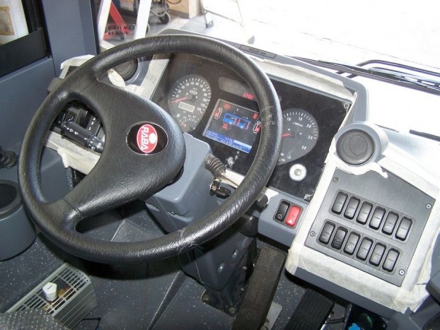 A műszerfal közepén található kijelző rendkívül informatív