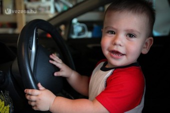 Padlógázzal autózott a 3 éves fiú