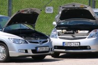 Prius II-ből még több van a piacon, még több amerikai. Kicsit drágább a Civicnél