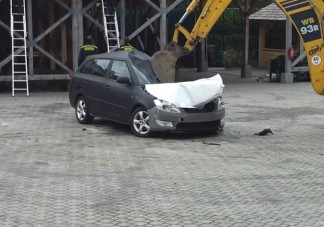 Új Skodákat zúztak össze a tűzoltók kedvéért