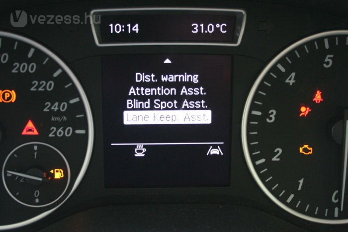 Teszten a magyar családi autó 12 | Vezess Van minden. Felülről: a követési távolság csökkenésére figyelmeztető rendszer, fáradásérzékelés, holttérfigyelő és sávtartó berendezés