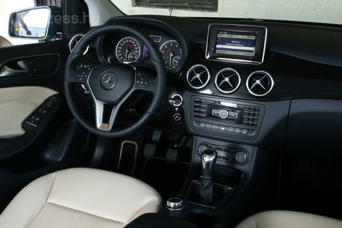 Teszten a magyar családi autó 9 | Vezess Gyönyörű a műszerfal, látni, sok extrával értékes autónak tűnik a B 180