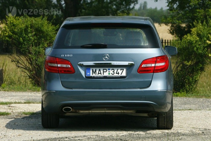 Teszten a magyar családi autó 11 | Vezess Megnyugtatóan stabil, de rugózási kényelemben jobbat vártunk egy Mercedestől