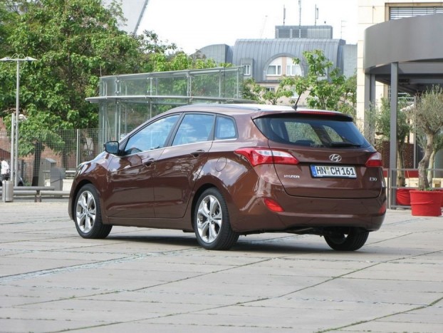 Exkluzív: Kóstoló a Hyundai újdonságaiból 5 Na innen már nem tagadhatja le az i30 wagon, kicsoda-micsoda is valójában. Nagyobb kofferjával 18 centivel hosszabb a kombi az ötajtósnál, a berakható csomagok térfogata emiatt 380-ról 528 literre nőtt, ami azért elég becsületes méret (az Octavia kombi nagyobb a 605 literével, de például a Golf kombi 505 l, a Focus kombi 490 l, az Astra kombi 500 l)
