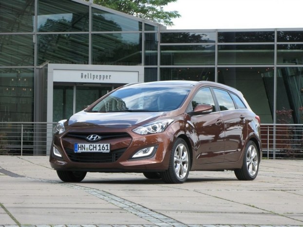 Exkluzív: Kóstoló a Hyundai újdonságaiból 6 Elölről mit sem változott az i30 attól, hogy kombi lett. A finoman lejtő tetővonal miatt még ebből a nézetből sem ordít róla, hogy kombi