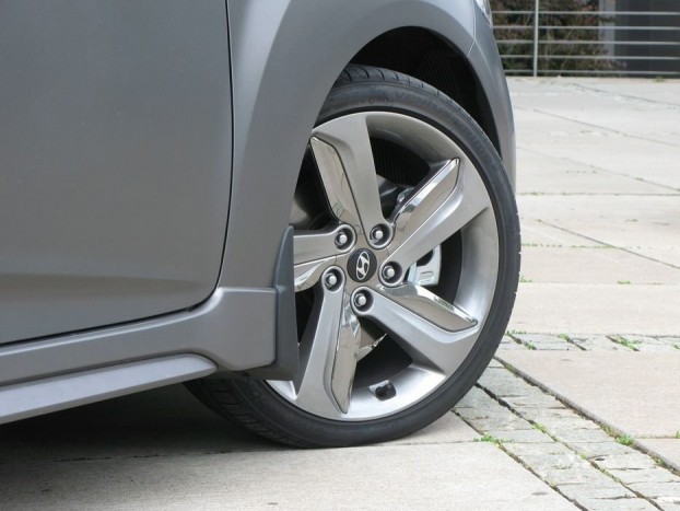 Exkluzív: Kóstoló a Hyundai újdonságaiból 4 Naná, hogy a Veloster Turbo is betétes kereket kapott, az abroncs mérete 215/40 R 18-as. Feszesebb a futómű, mint a szívó egyhatosé, de még így sem az igazi. Jobb lenne, ha a csatolt lengőkaros hátsó felfüggesztést olyan több lengőkarosra cserélték volna, mint amilyen az i30-asé is