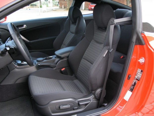 Jók az ülések. Tartanak, kényelmesek, mégis jól közvetítik az autó minden rezdülését. Ha nem tartaná így a biztonsági övet egy kar, nem lehetne elérni