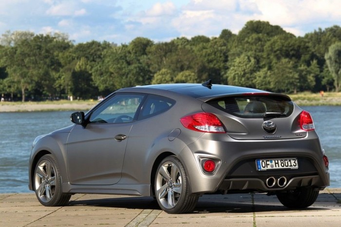 Exkluzív: Kóstoló a Hyundai újdonságaiból 3 Hátul sem semmi! Azért ez a diffúzor nagyot dob a Turbó hátulján. Lehet, hogy ideje elkezdeni gondolkodni a koreai design átértékelésén? (Szerintem igen, bár tudni kell, hogy a Hyundai Európában, az Egyesült Államokban, sőt Japánban is tart fenn tervezőirodát.)