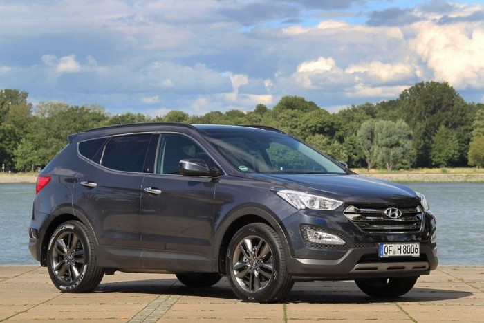 Exkluzív: Kóstoló a Hyundai újdonságaiból 7 Ez az új Santa Fe, egyelőre előszériás kivitelben, amit a fényszórómosó eltérő színe is mutat. A formaterven abszolút tetten érhető az i30-ra és az i40-re is jellemző formai irányzat. Megvan a hatszög alakú hűtőrács is, ami kicsit tolakodó ezzel a sok krómmal