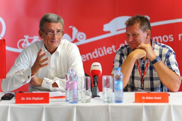 Elektromos autópálya a Balaton körül 6 | Vezess Dr. Eric Depluet, az EON Hungária vezérigazgatója és dr. Balázs Árpád, Siófok polgármestere mondtak köszöntő beszédet az új konnektorokhoz