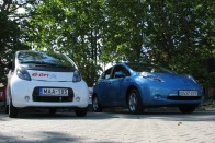 A töltőállomás átadója összehozta a konkurens villanyautó-márkákat. Itt volt a Nissan  Leaf, a Citroen C-Zero, a Peugeot iOn, félig elektromosként pedig a konnektorról is tölthető Prius és az Opel Ampera