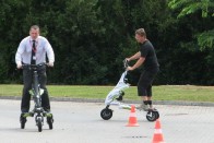 Az első kereket hajtja, a hátsó kettőt fékezi a Trikke