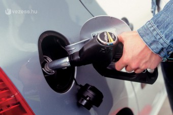 Kevesebbet járunk benzinkútra