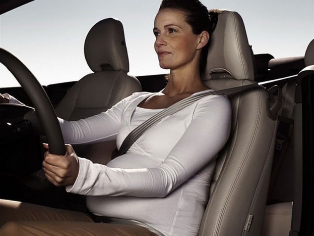 Anyja hasából okozott balesetet