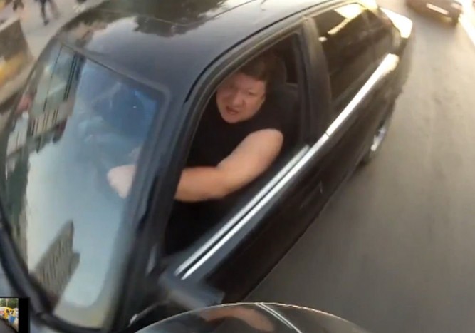 Autósok és motorosok örökké harcban