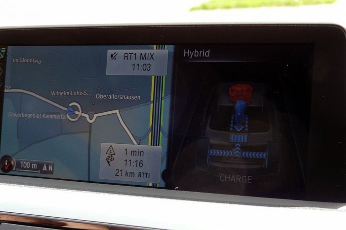 Az okos hibrid a navigáció adatait is használja a rendszer üzemeltetéséhez