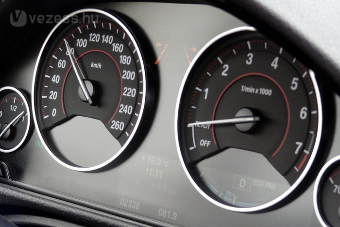 Most éppen 80 körül hajtunk, tisztán elektromos üzemben