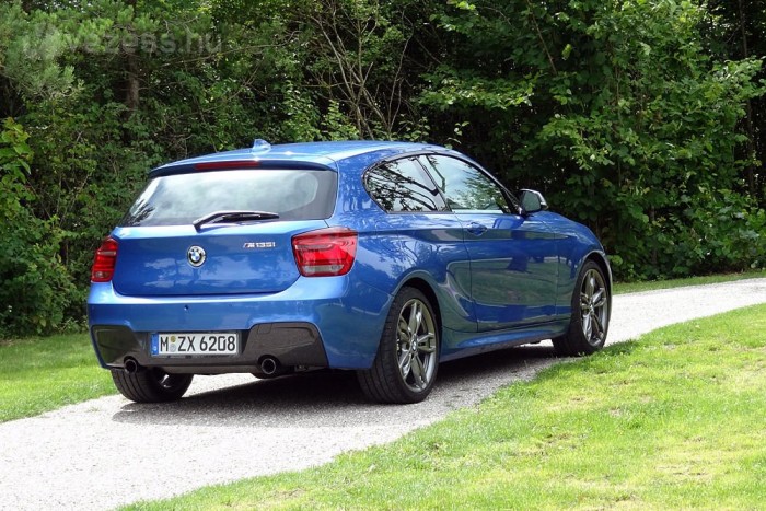 250-nel legálisan 10 Ötajtósként 12 245 000 Ft az alapára. A 9 millió körüli GTI-ket sírásig alázza, a 340 lóerős Audi RS3 pedig erősebb és összkerekes, de búcsú előtt áll és sokkal drágább: 16 308 910 forintba kerül