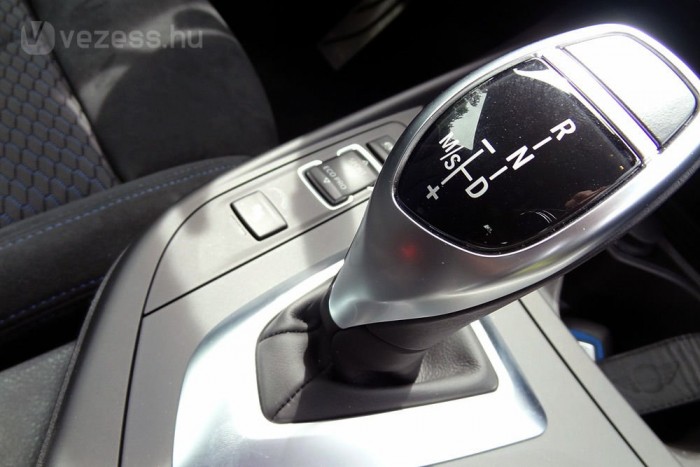 A hatfokozatú kézi váltó egyedi gyártmány az M135i számára, a nyolcfokozatú automata azonos a kisebb teljesítményű modellekével