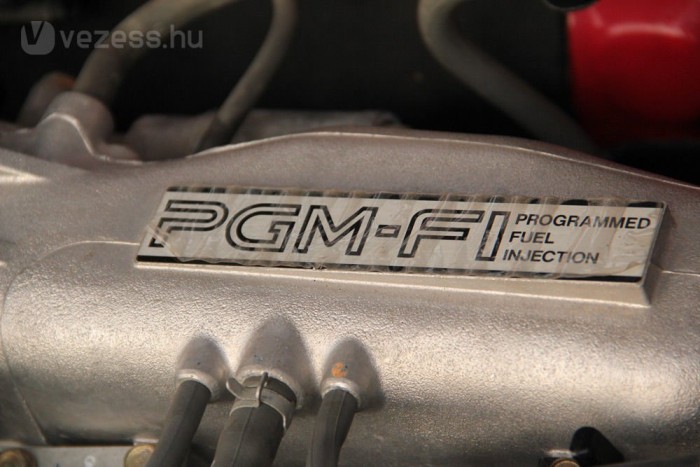 Kincs a garázs mélyén: egy gyári CRX 13 | Vezess Nem hinnénk, ha nem láttuk volna: ott van a gyári fólia a szívósoron