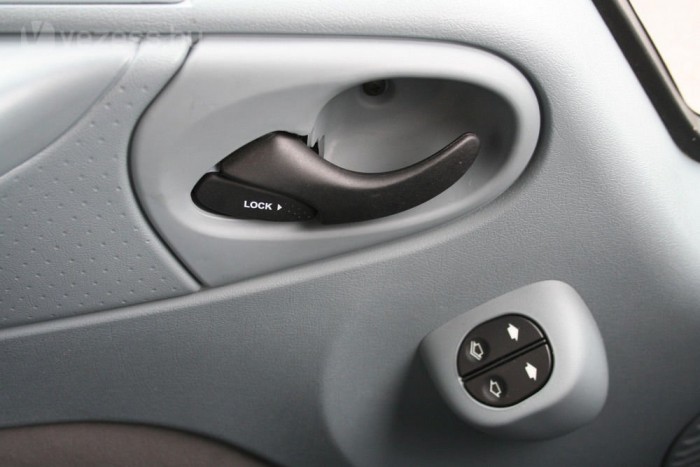 Az első Focusból ismerősek a kapcsolók és a kilincsek