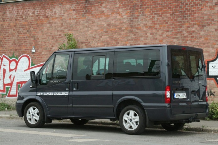 Nyolcan, egy légtérben – Kisbuszt a családnak! 4 110 és140 lóerős verzióban kapható a tesztelt Tourneo Limited. Olcsóbb és messze nem ilyen nagystílűen felszerelt a sima személyszállító busz