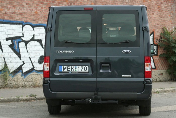 Nyolcan, egy légtérben – Kisbuszt a családnak! 7 125 ezer forint az ECO-gombbal kiiktatható alapjárati motorleállítás felára. Elsőre több mint kellemetlen, hogy bekapcsolva az autó nem gyorsul 110 fölé