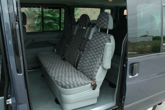 Kényelmesek az ülések, hátul is jó nagy a felületük 