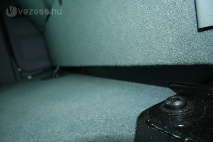 Értékelendő figyelmesség, hogy a padok alá semmi nem tud begurulni