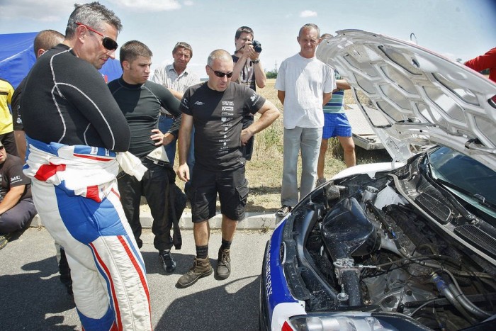Még a nap is szebben sütött 2 Turán Friciéknek széttört a légszűrőház és a motor fals levegőt szívott. A verseny feladására kényszerültek