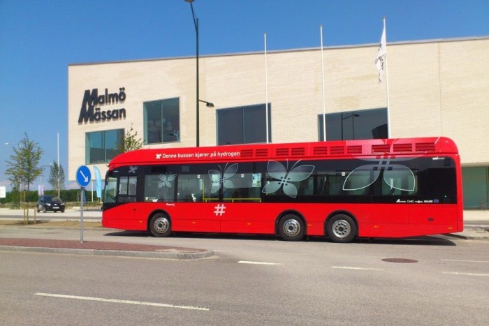 Hidrogén-üzemanyagcellás Van Hoolok Oslóban 9 | Vezess A norvég hidrogén-üzemanyagcellás autóbusz Svédországban, a malmői kiállítási központ előtt.