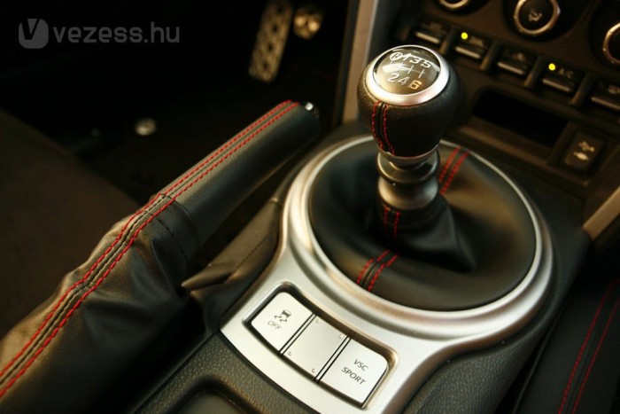 A váltó mesteri, katonásan pattannak a fokozatok