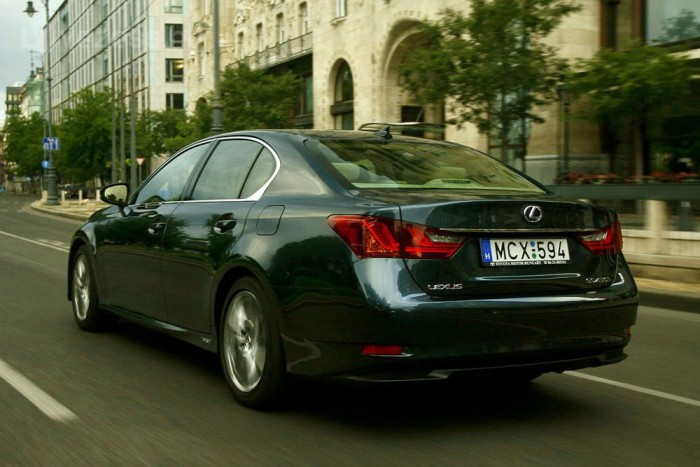 Lexus GS: 345 lóerő, 8,5 literes fogyasztás 15 | Vezess Nagyon elegáns, ahogy villanymotorjával némán gördül. Innen túlságosan hasonlít a BMW-kre