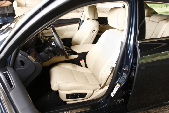 Lexus GS: 345 lóerő, 8,5 literes fogyasztás 13 | Vezess Az ülőlap hossza, az oldaltámaszok szélessége és a háttámla felső részének dőlése is variálható. Az üléshelyzet kényelmes