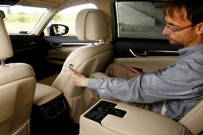 Lexus GS: 345 lóerő, 8,5 literes fogyasztás 20 | Vezess A főnök hátul ül, előretolhatja a terpeszkedő utast