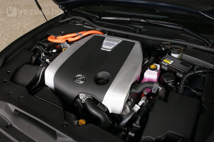 Lexus GS: 345 lóerő, 8,5 literes fogyasztás 5 A két villanymotor közül az egyik generátorként termeli az áramot, a másik hajtja az autót, egyedül vagy a 290 lóerős benzinessel megtámogatva. A hajtáslánc elemei bolygóművön keresztül kapcsolódnak bámulatos egységgé