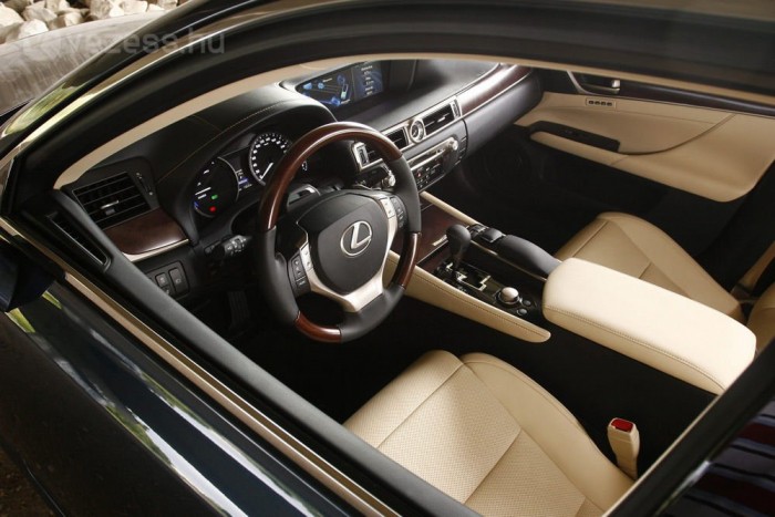 Lexus GS: 345 lóerő, 8,5 literes fogyasztás 12 | Vezess Szépek és igényesek az anyagok, a bőrkárpit pazar