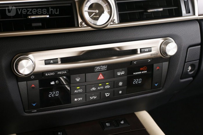 Lexus GS: 345 lóerő, 8,5 literes fogyasztás 17 | Vezess Negyedére csökkent a csodásan szóló Mark Levinson-hifi áramfelvétele. 17 hangszóróval machinál a 835 wattos hangrendszer, alatta viszont rémesen ósdi a légkondicionáló kezelőfelülete