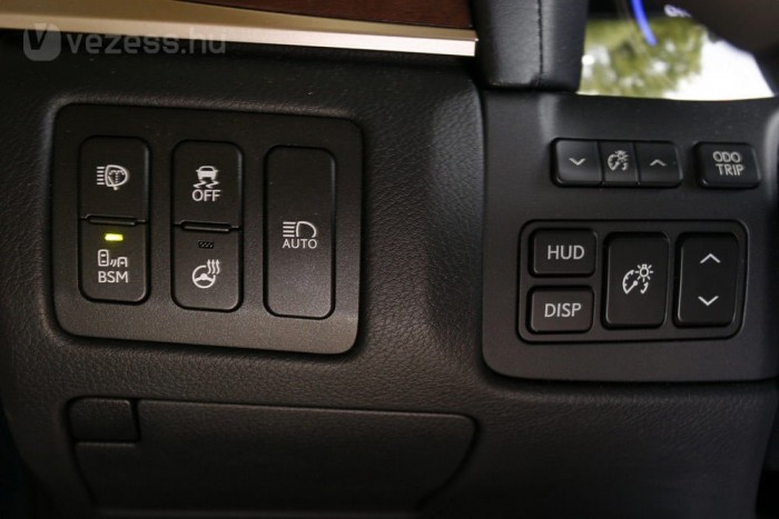 Lexus GS: 345 lóerő, 8,5 literes fogyasztás 14 Bal fentről: fényszórómosás, menetstabilizáló, holttérfigyelés, kormányfűtés, majd a tompított és a távfény között váltó automatika kapcsolója jön. Állítható a head-up display képe (fordulatszám a fogyasztásjelző helyére), magassága, fényereje, jobb fent pedig a napi számláló
