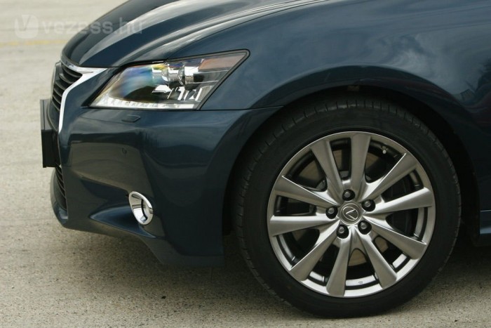 Lexus GS: 345 lóerő, 8,5 literes fogyasztás 8 | Vezess 18 colos felnikkel és adaptív lengéscsillapítással nagyon kényelmes a futómű