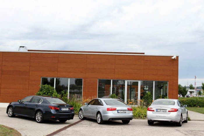 Lexus GS: 345 lóerő, 8,5 literes fogyasztás 3 Nemsokára jön közös tesztünk a hibrid A6-tal és az Infiniti M-mel. A kategória legfejlettebb és legkifinomultabb hajtásrendszere a GS-é, de méréseink szerint nem működött takarékosabban, mint az Audié, az M35h viszont meglepett mindannyiunkat. Cikk hamarosan!